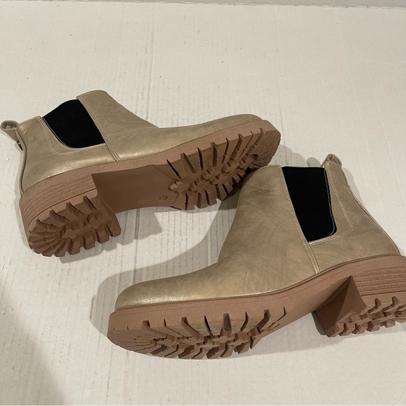 Women’s Seven7 Tan Metallic Pull On Chelsea Boots Size 10 US! - Picture 10 of 10
